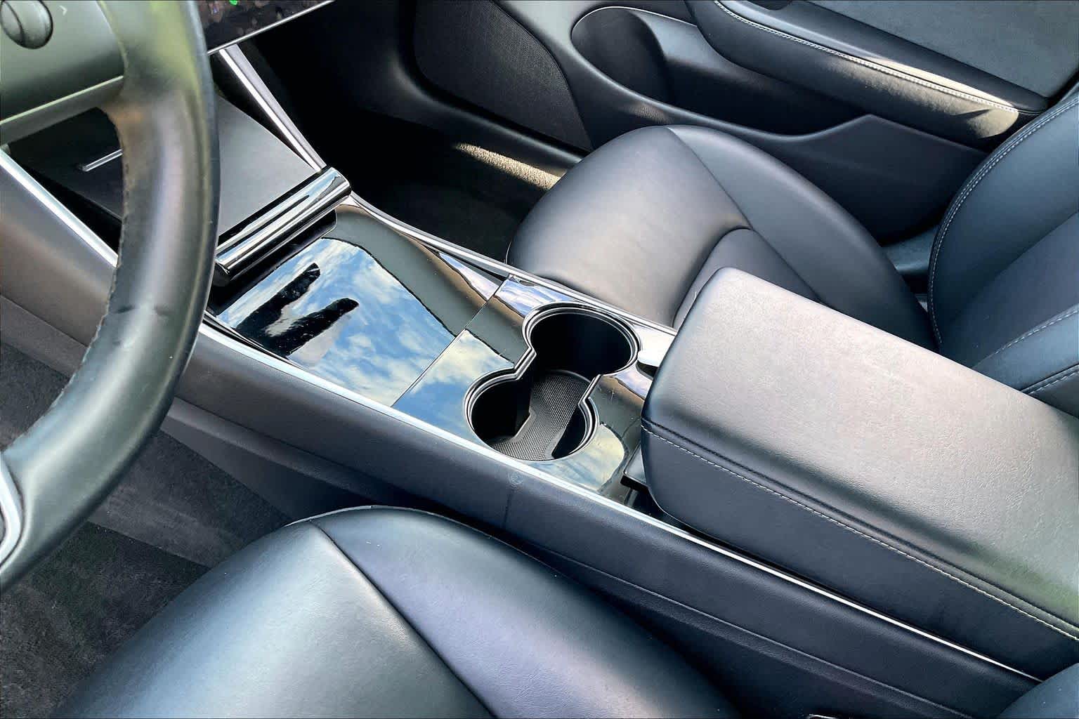 2019 Tesla Model 3 photo 13 of 33