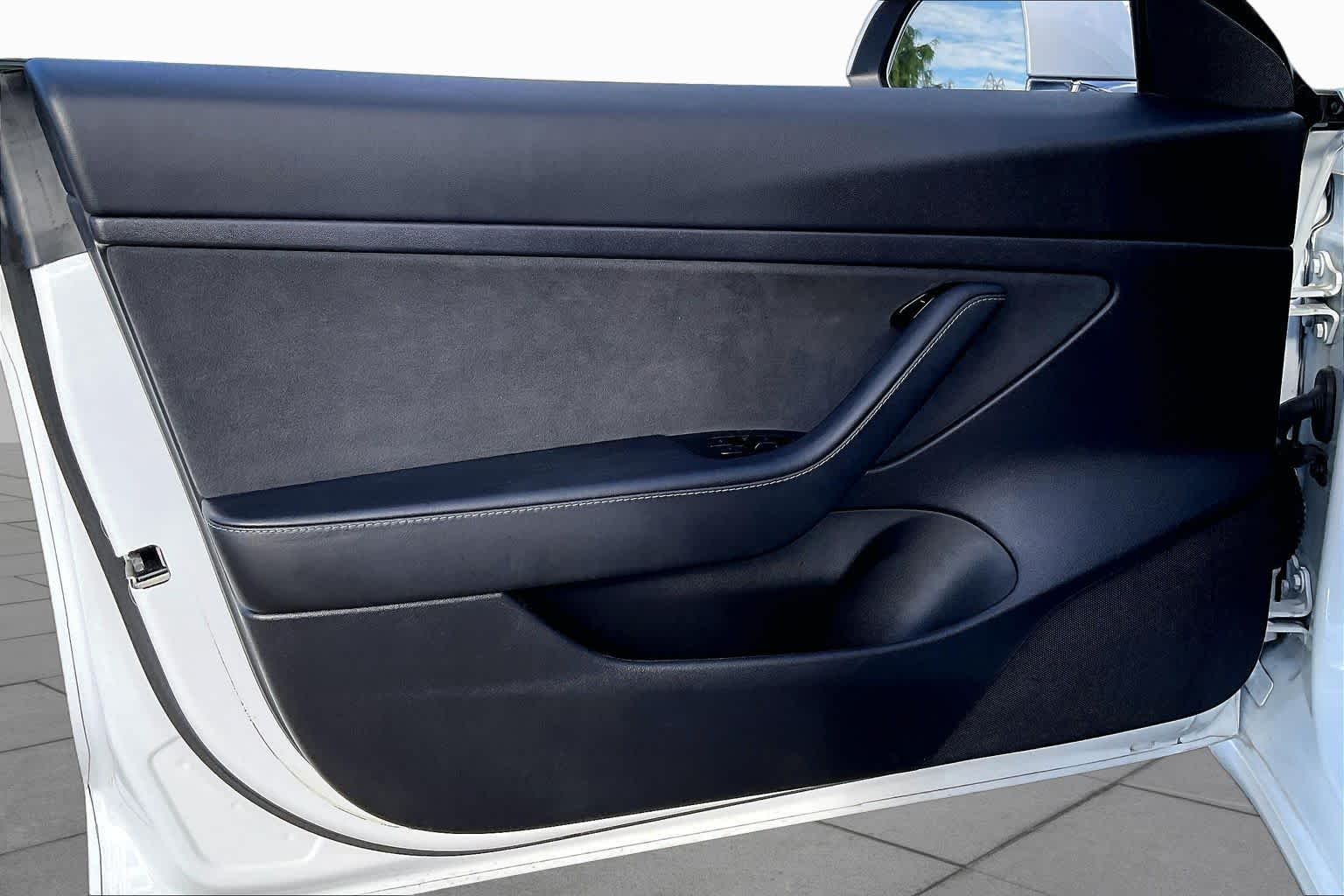2020 Tesla Model 3 photo 18 of 33