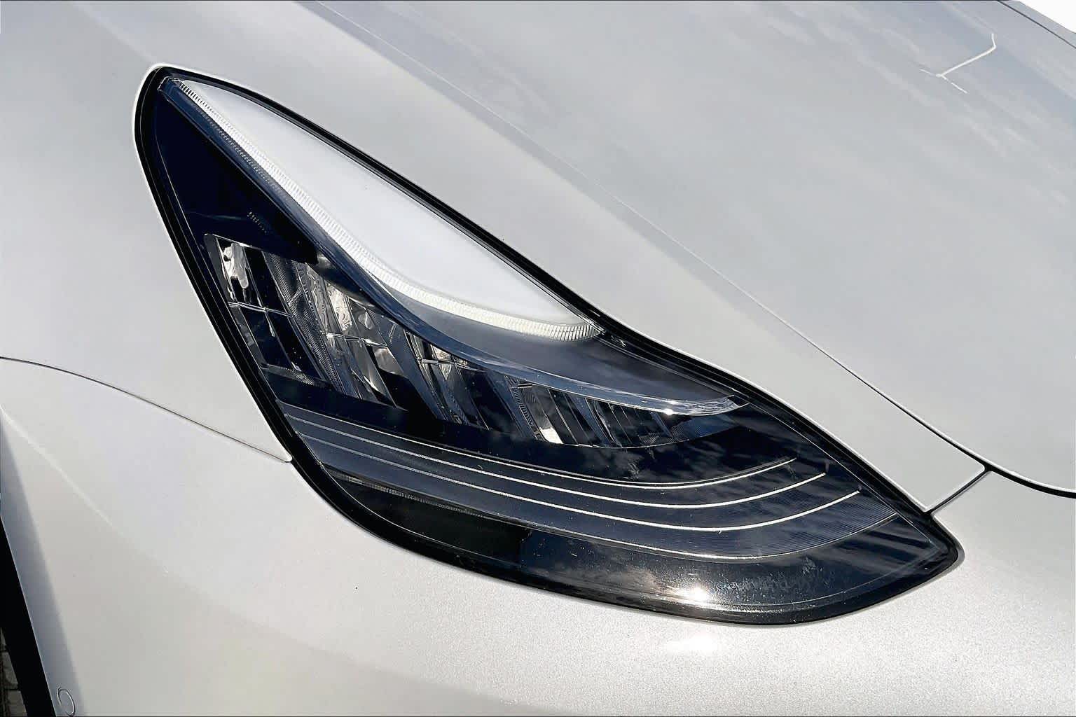 2020 Tesla Model 3 photo 24 of 33