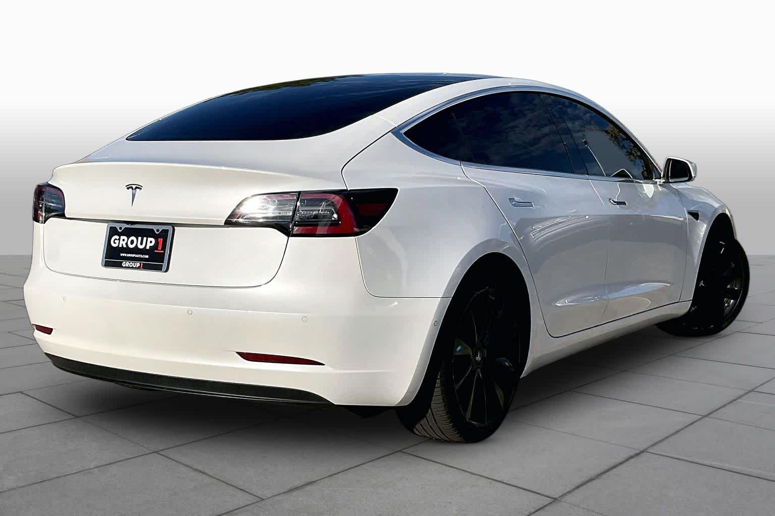 2020 Tesla Model 3 photo 10 of 33