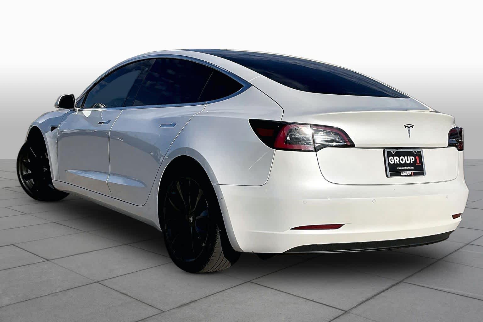 2020 Tesla Model 3 photo 9 of 33