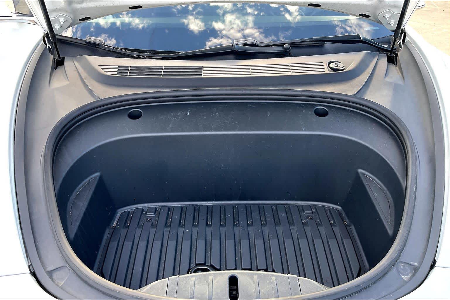 2020 Tesla Model 3 photo 28 of 33