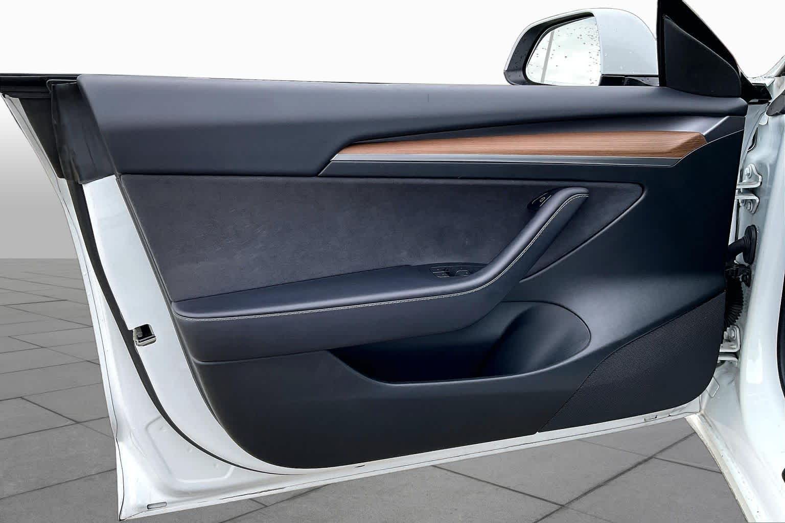 2023 Tesla Model 3 photo 18 of 33