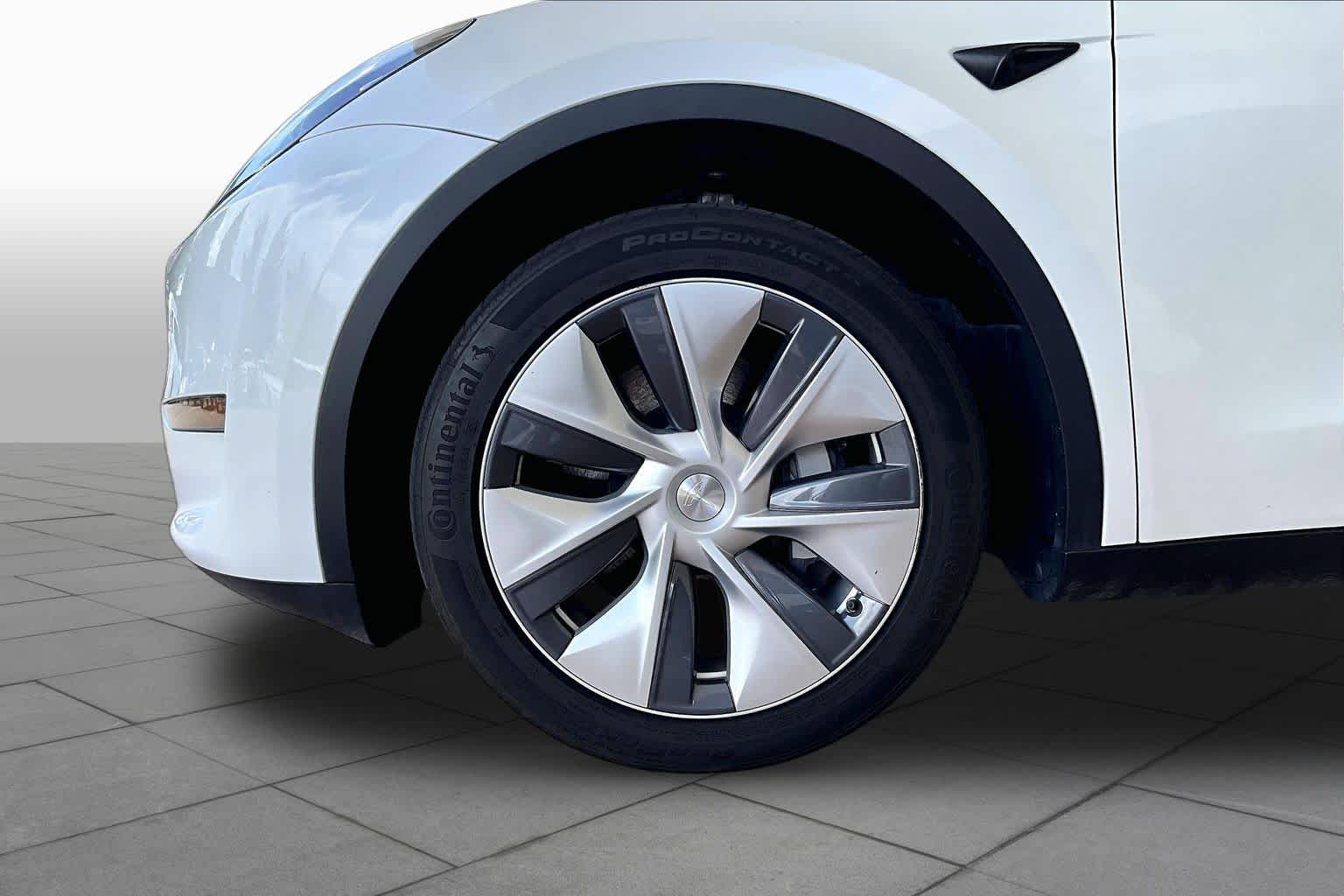 2024 Tesla Model Y Long Range - 9