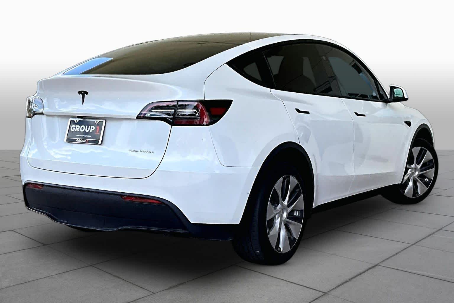 2024 Tesla Model Y Long Range - 11