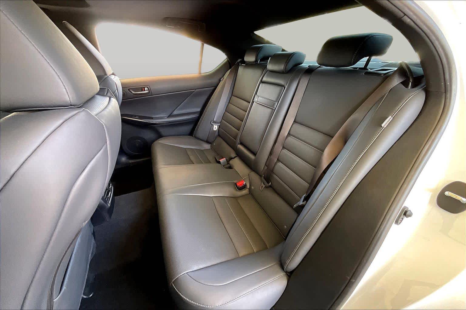 2023 Lexus IS 350 photo 18 of 34