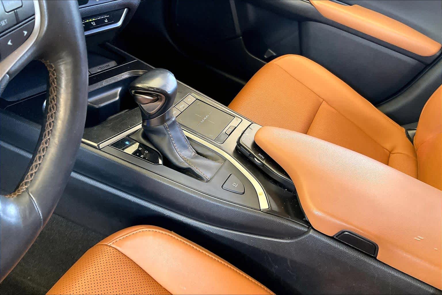 2020 Lexus UX 200 photo 14 of 34