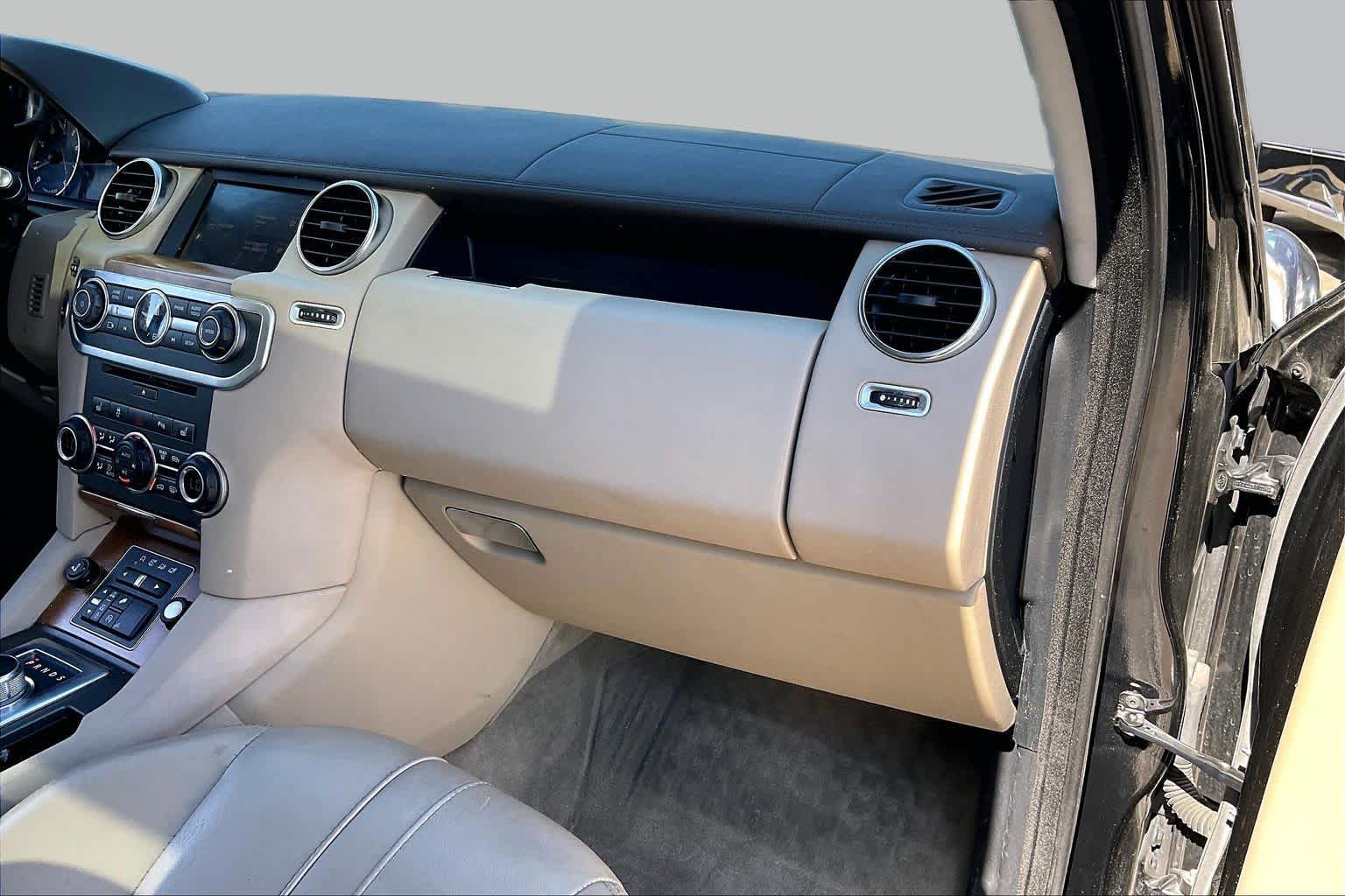 2016 Land Rover LR4 photo 17 of 33