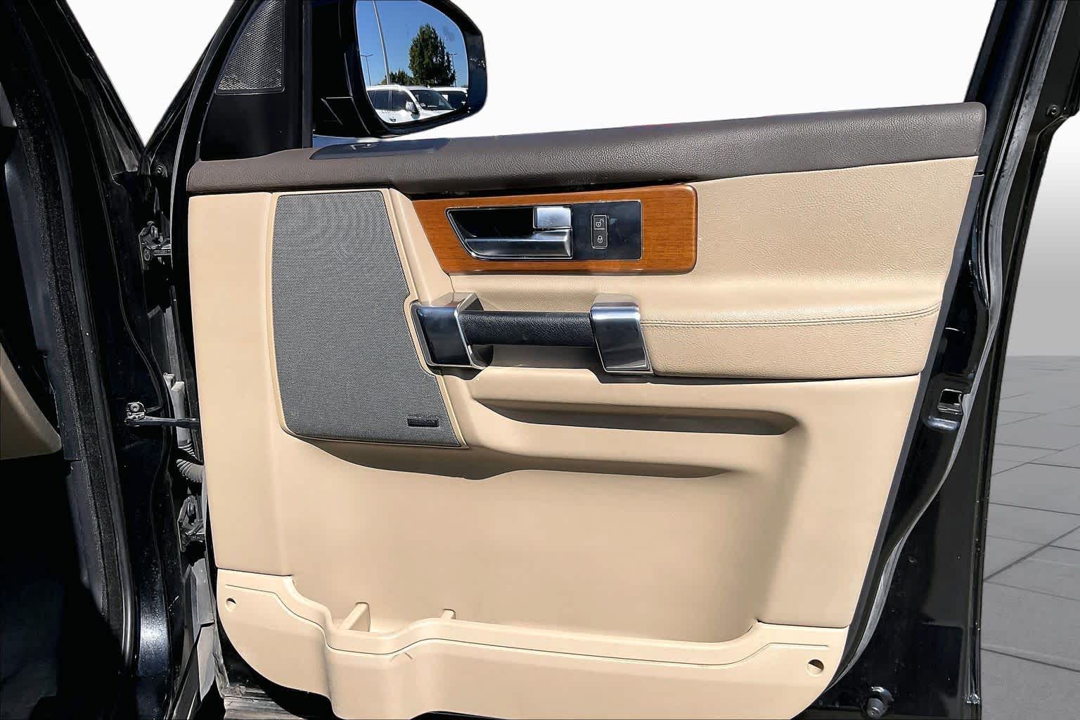 2016 Land Rover LR4 photo 21 of 33