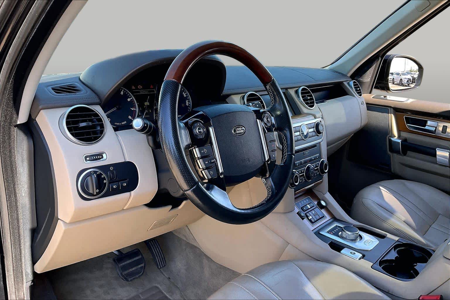 2016 Land Rover LR4 photo 16 of 33