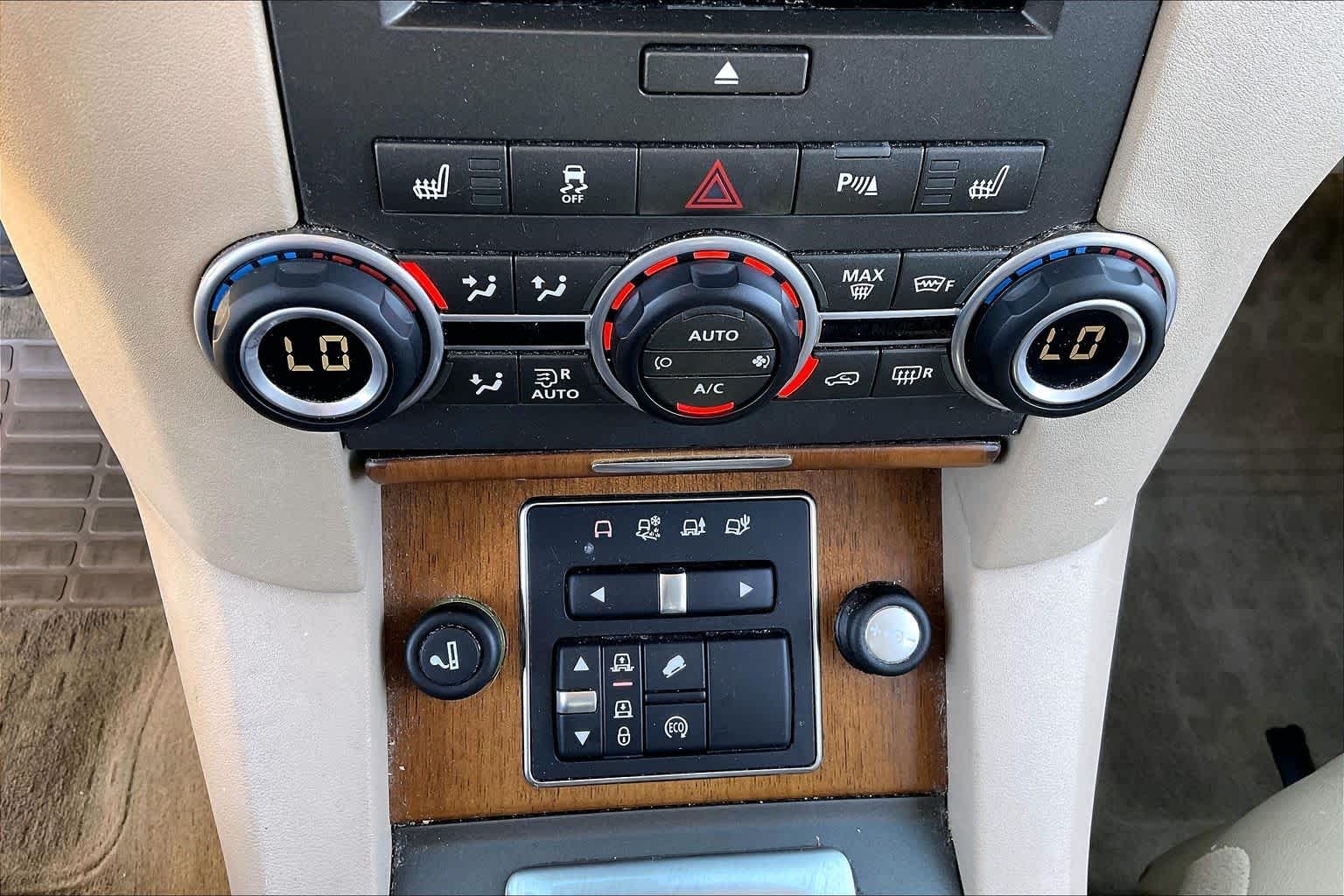 2016 Land Rover LR4 photo 31 of 33