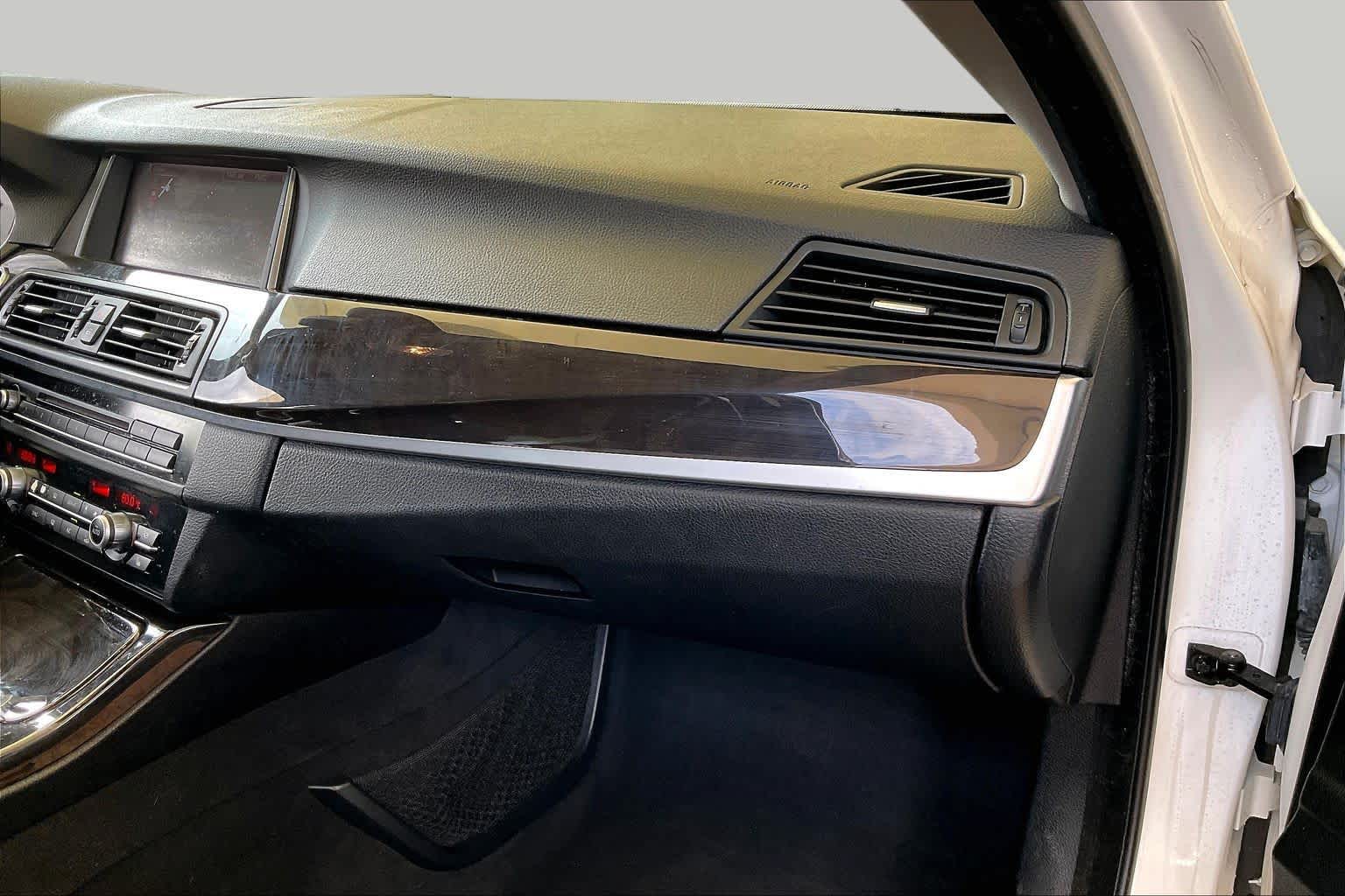 2015 BMW 528i photo 16 of 34