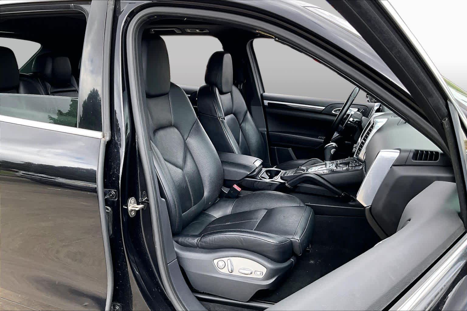 2016 Porsche Cayenne photo 8 of 33