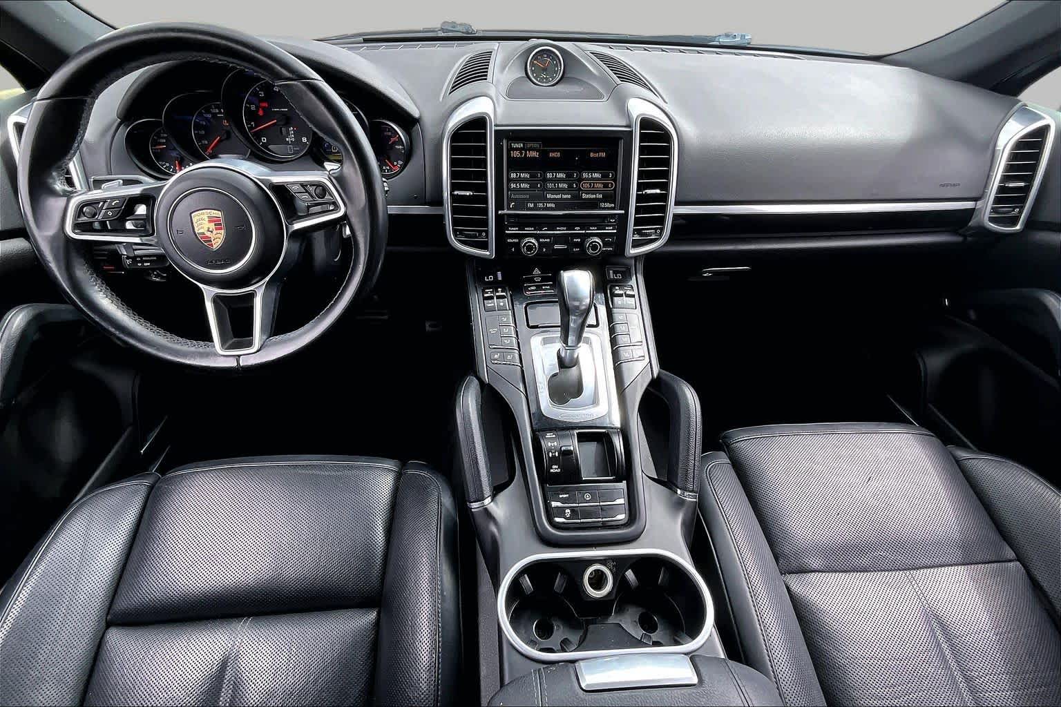 2016 Porsche Cayenne photo 13 of 33