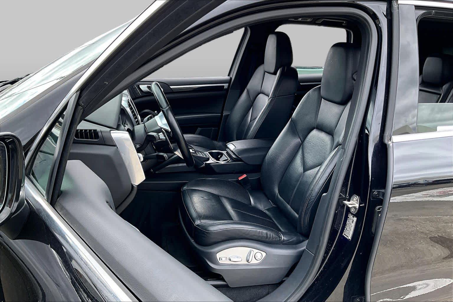 2016 Porsche Cayenne photo 7 of 33