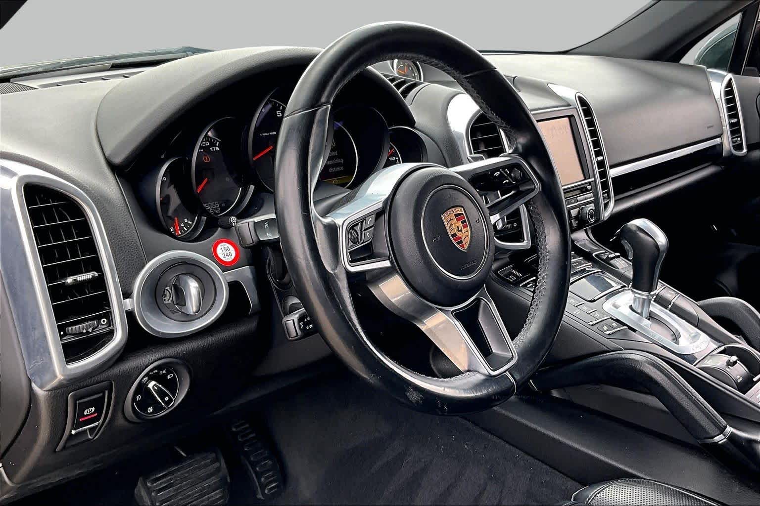 2016 Porsche Cayenne photo 15 of 33