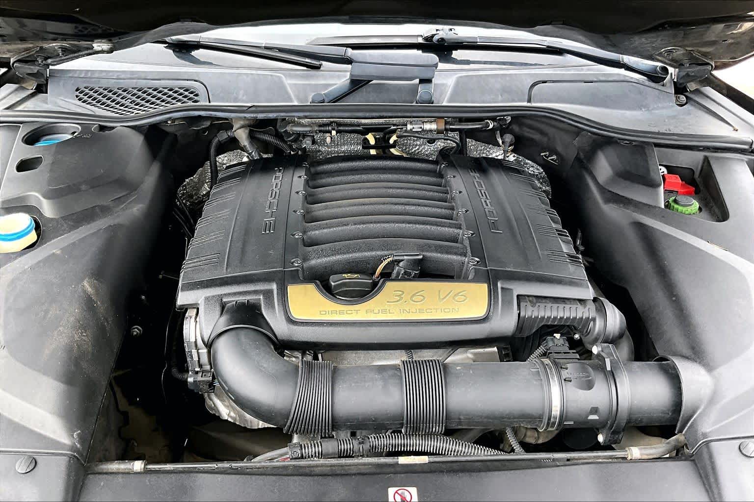 2016 Porsche Cayenne photo 28 of 33