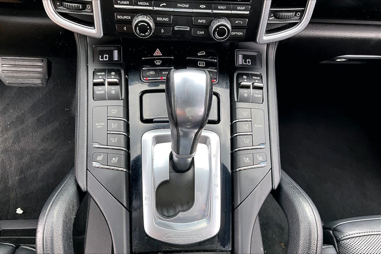 2016 Porsche Cayenne photo 31 of 33
