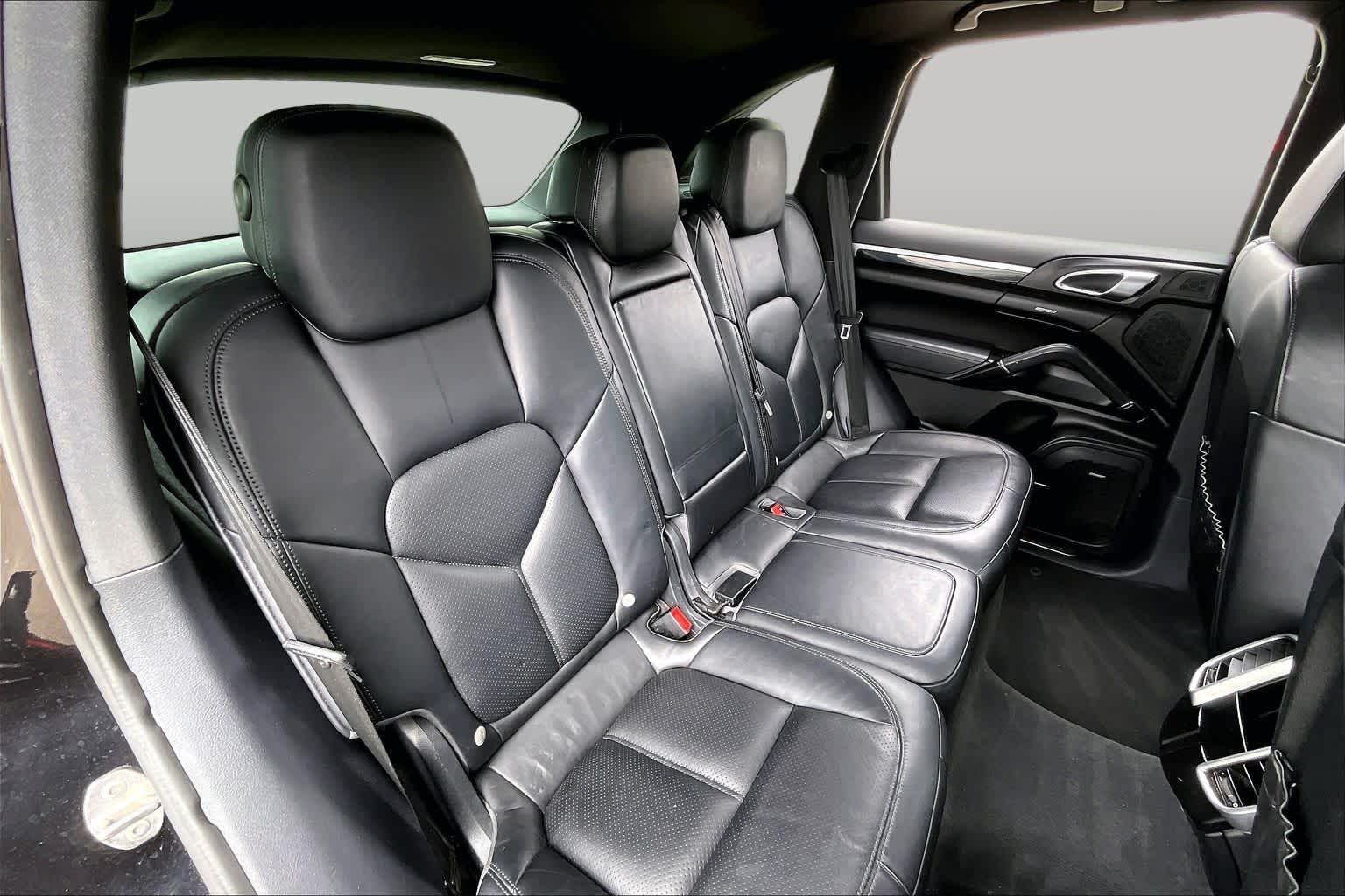 2016 Porsche Cayenne photo 17 of 33