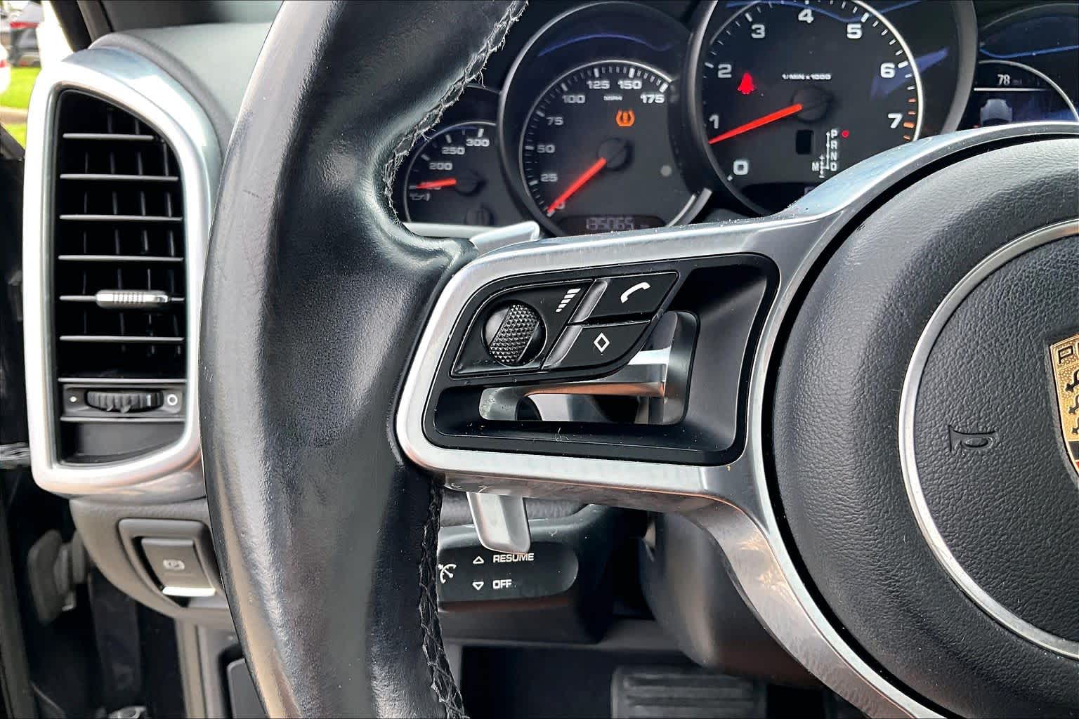 2016 Porsche Cayenne photo 21 of 33