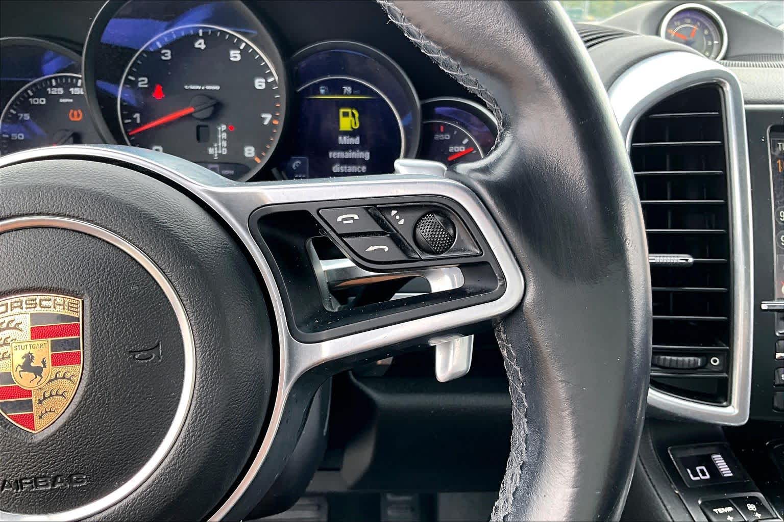 2016 Porsche Cayenne photo 22 of 33