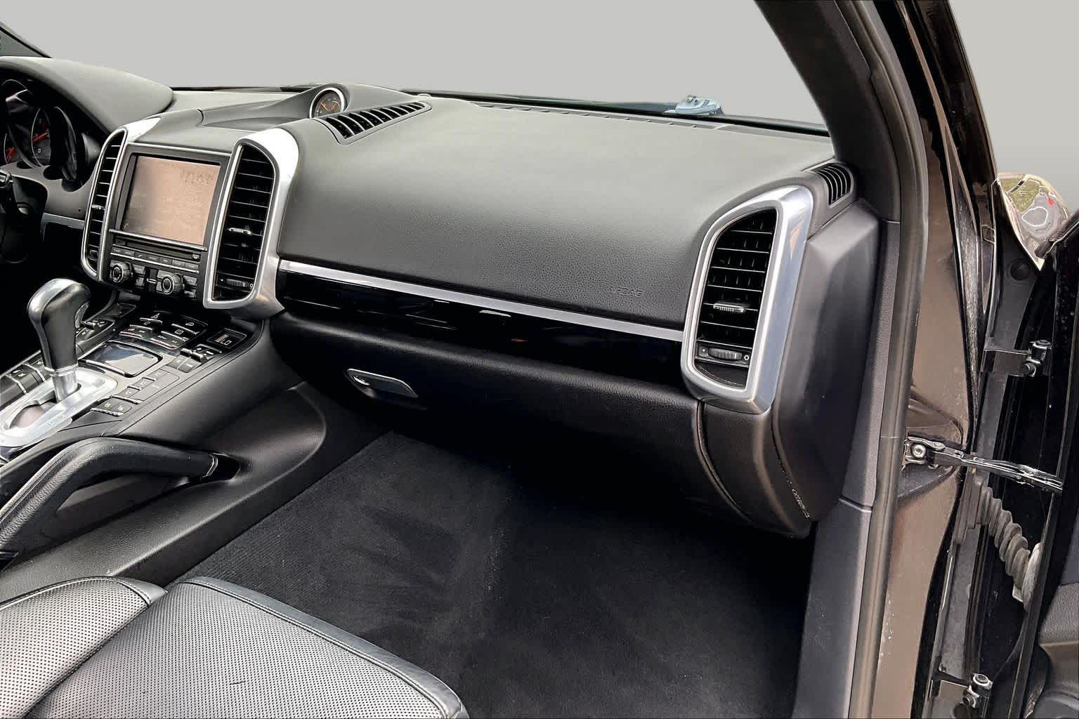 2016 Porsche Cayenne photo 16 of 33