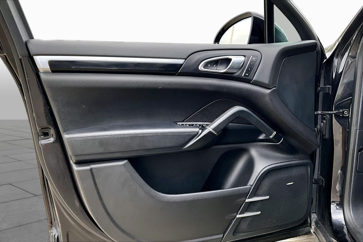 2016 Porsche Cayenne photo 19 of 33
