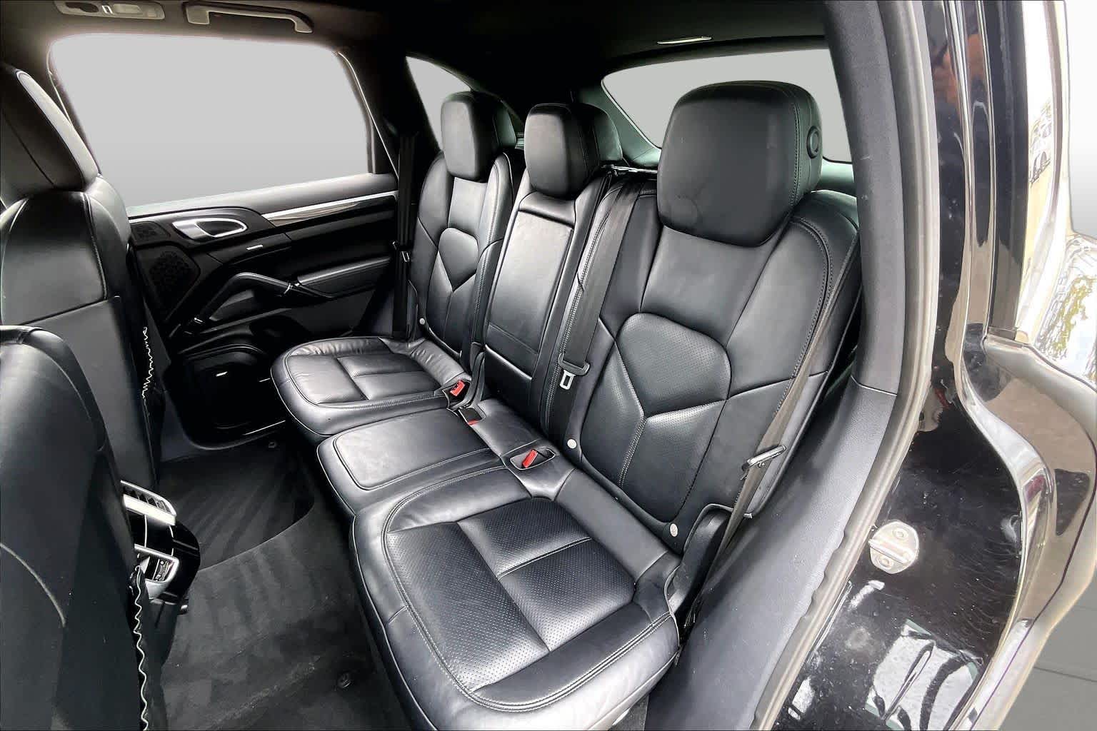 2016 Porsche Cayenne photo 18 of 33