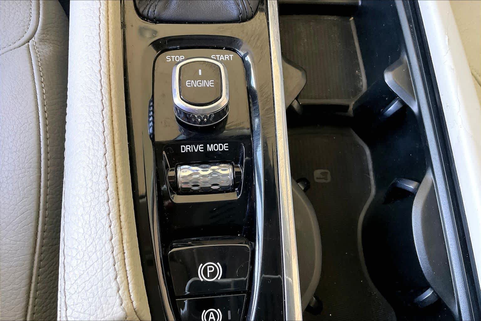 2016 Volvo XC90 T6 Momentum Magic Blue Metallic at Mercedes-Benz of Houston North