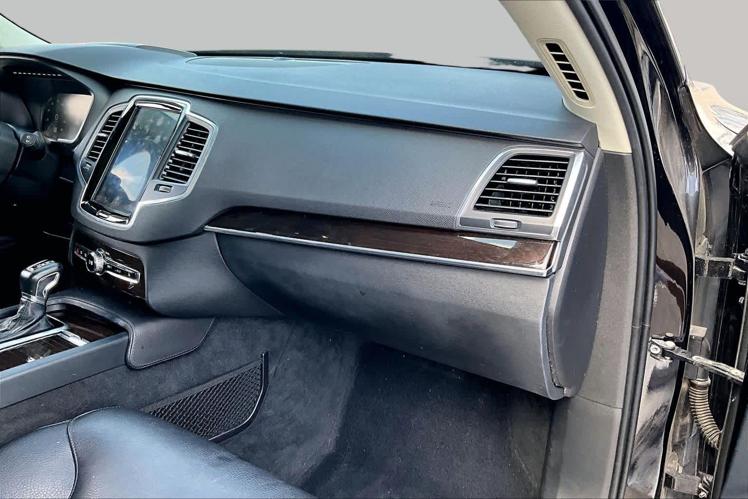 2019 Volvo XC90 photo 17 of 35