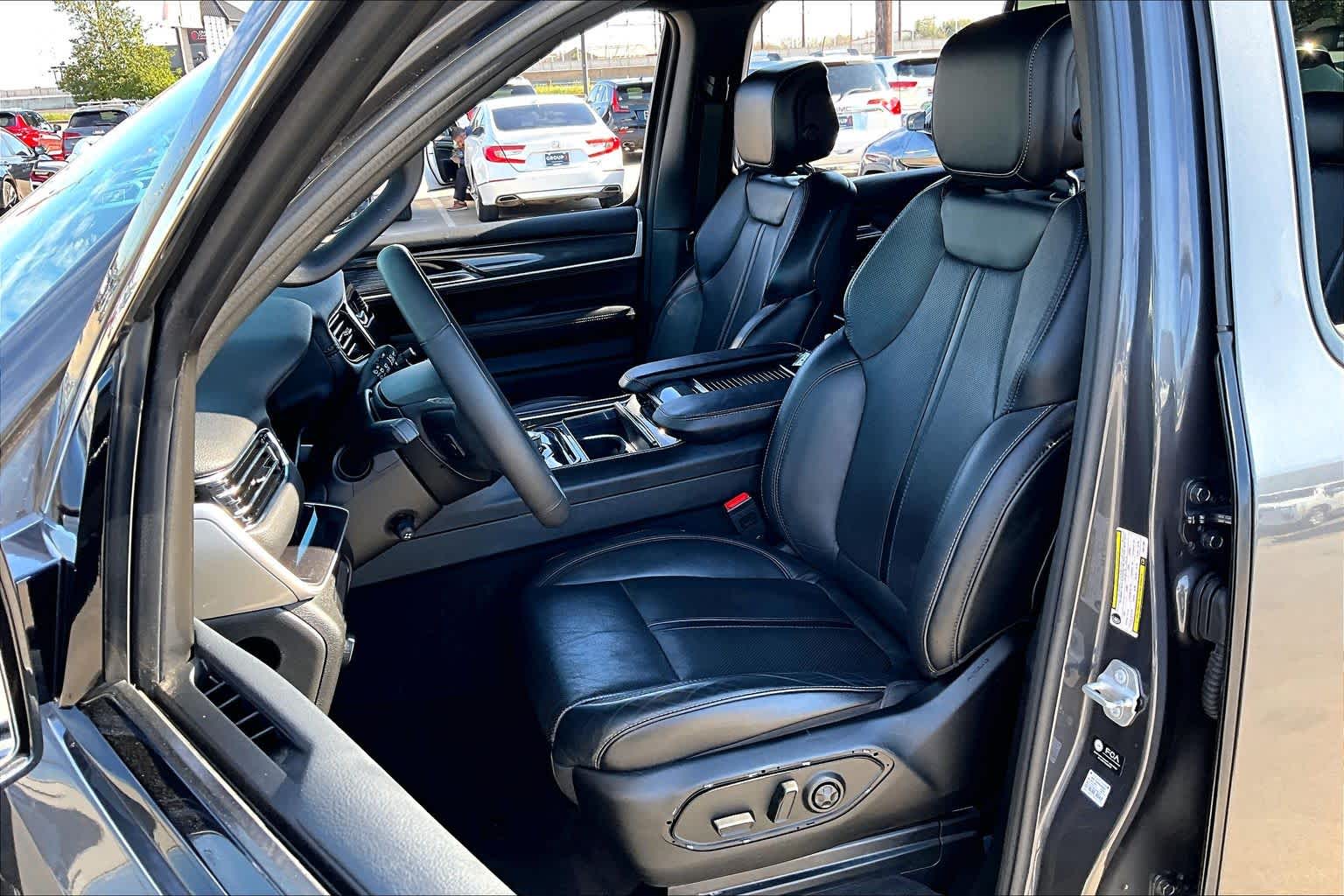 2023 Jeep Wagoneer - 7