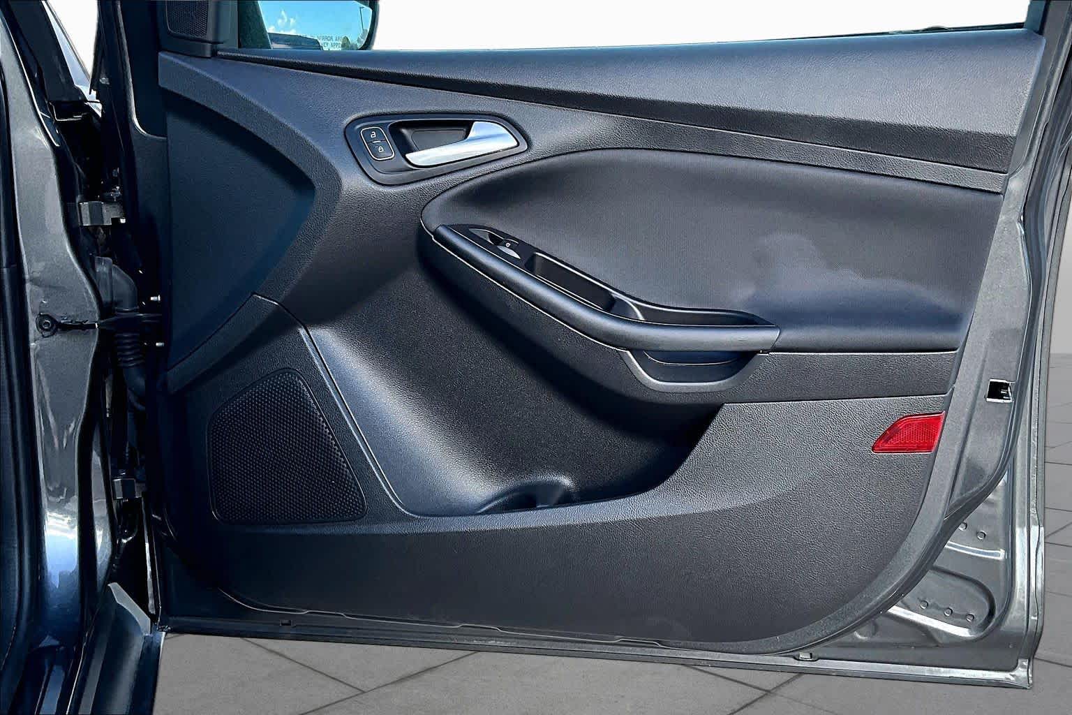 2018 Ford Focus photo 23 of 36