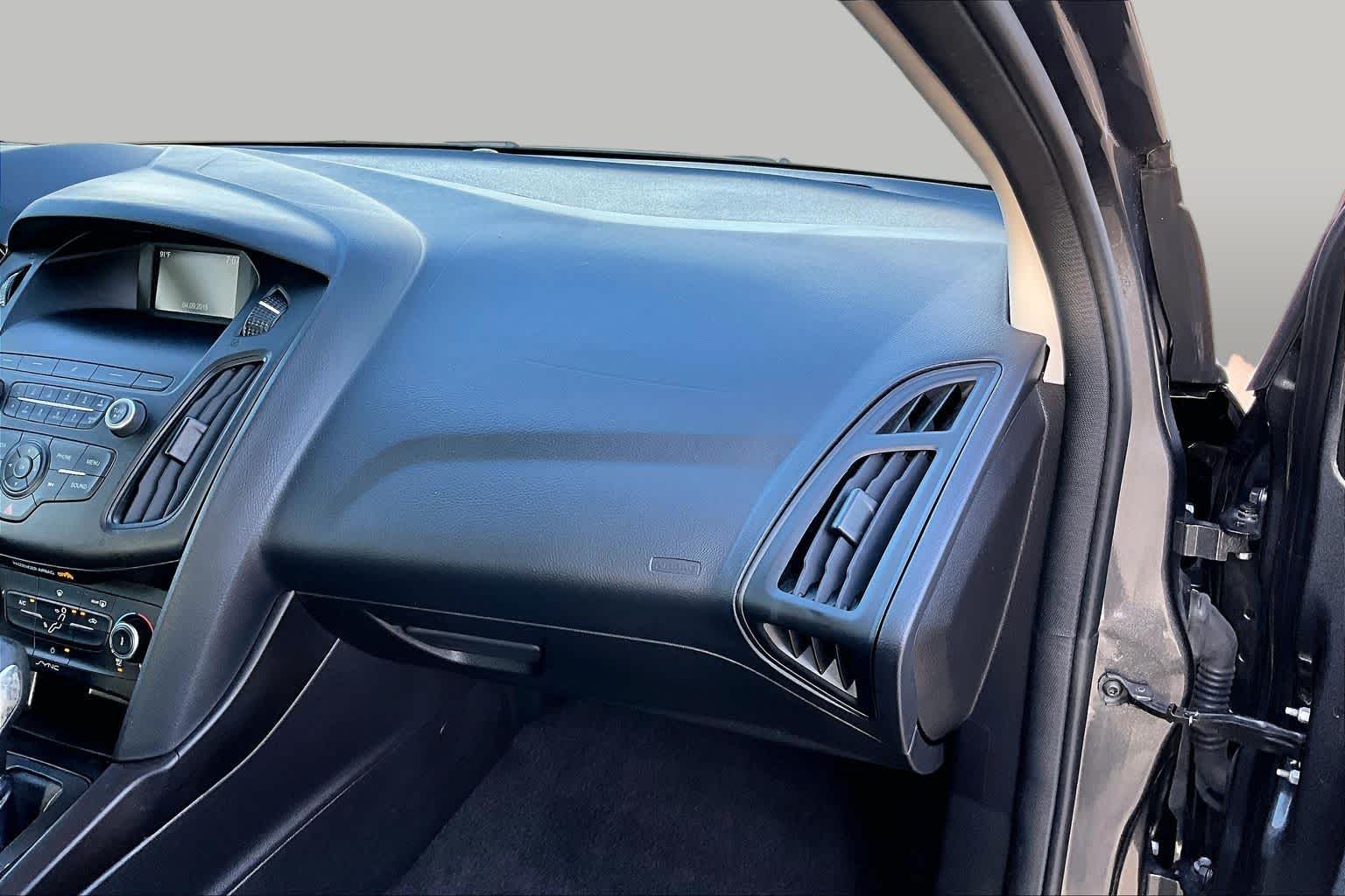 2018 Ford Focus photo 19 of 36