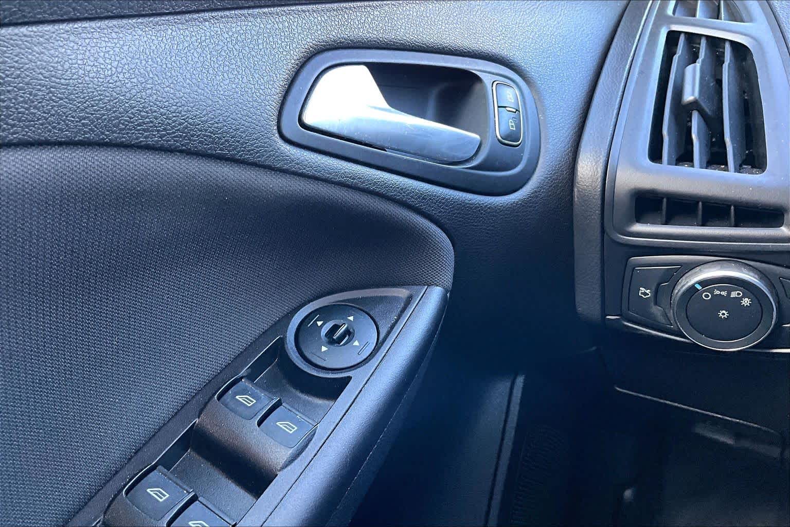 2018 Ford Focus photo 35 of 36