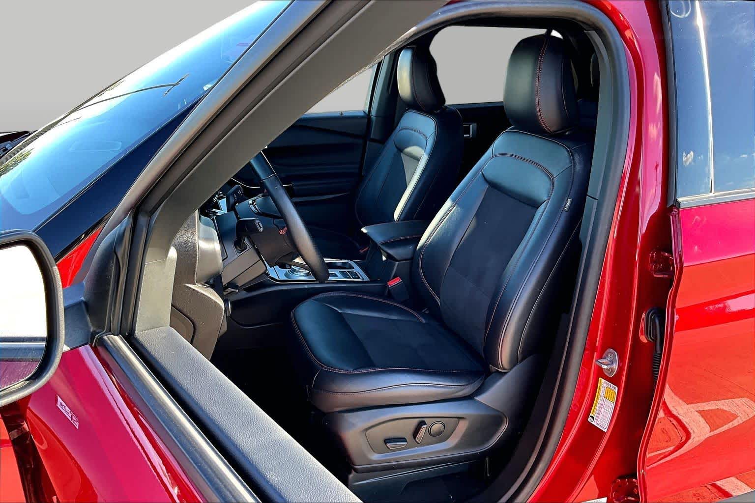 2023 Ford Explorer photo 8 of 37