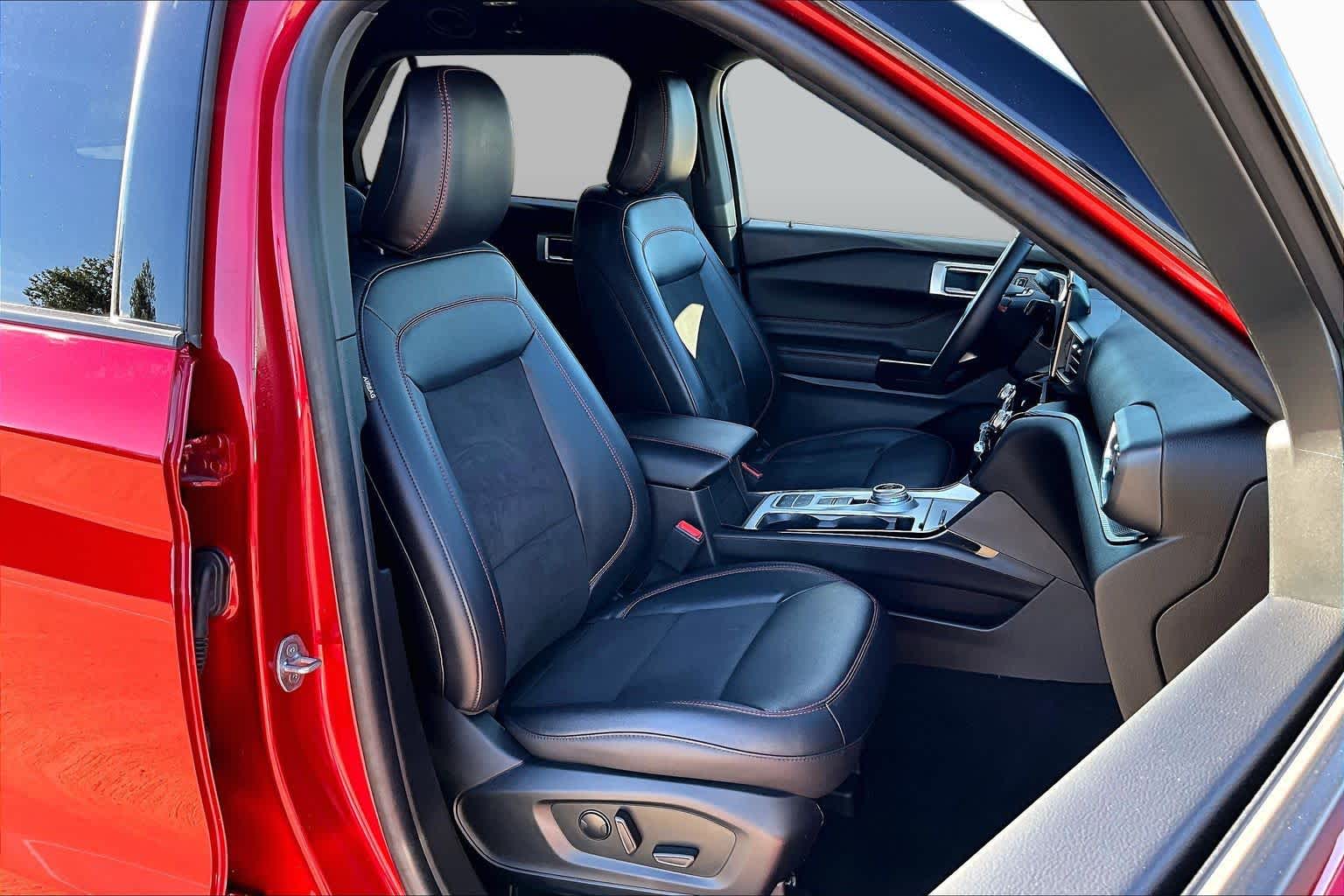 2023 Ford Explorer photo 9 of 37