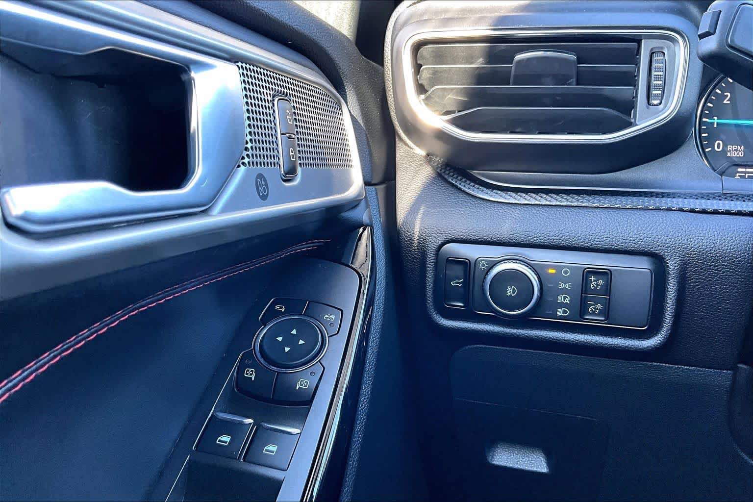 2023 Ford Explorer photo 36 of 37