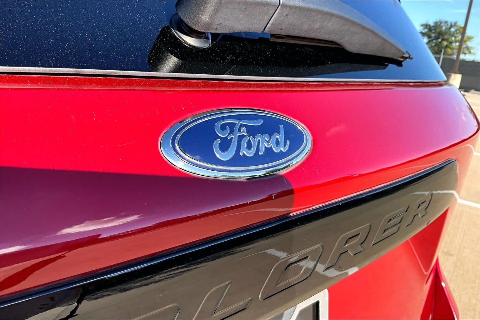 2023 Ford Explorer photo 31 of 37