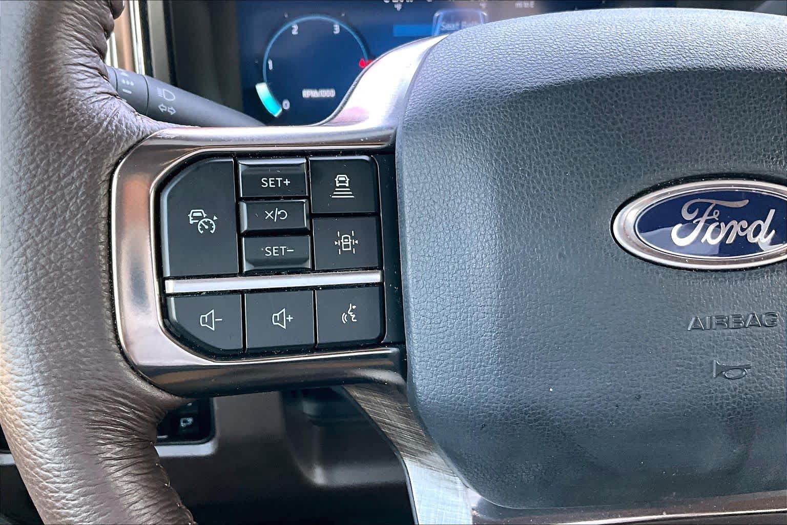 2025 Ford Super Duty F-250 Pickup photo 24 of 37