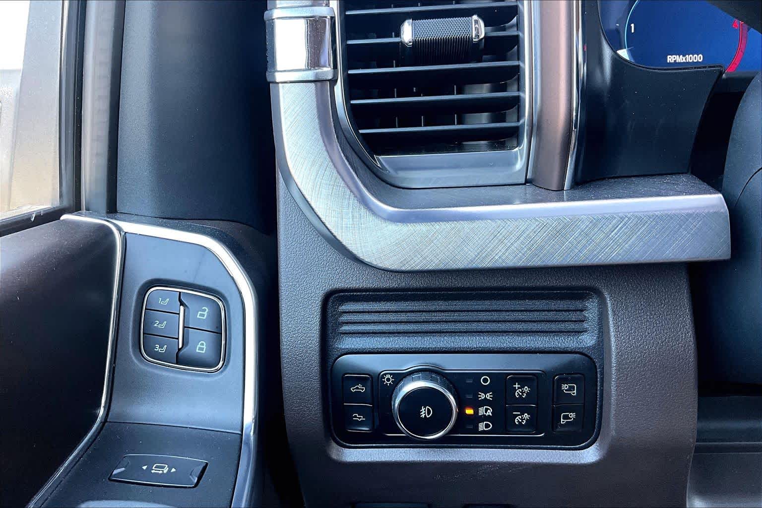 2025 Ford Super Duty F-250 Pickup photo 36 of 37