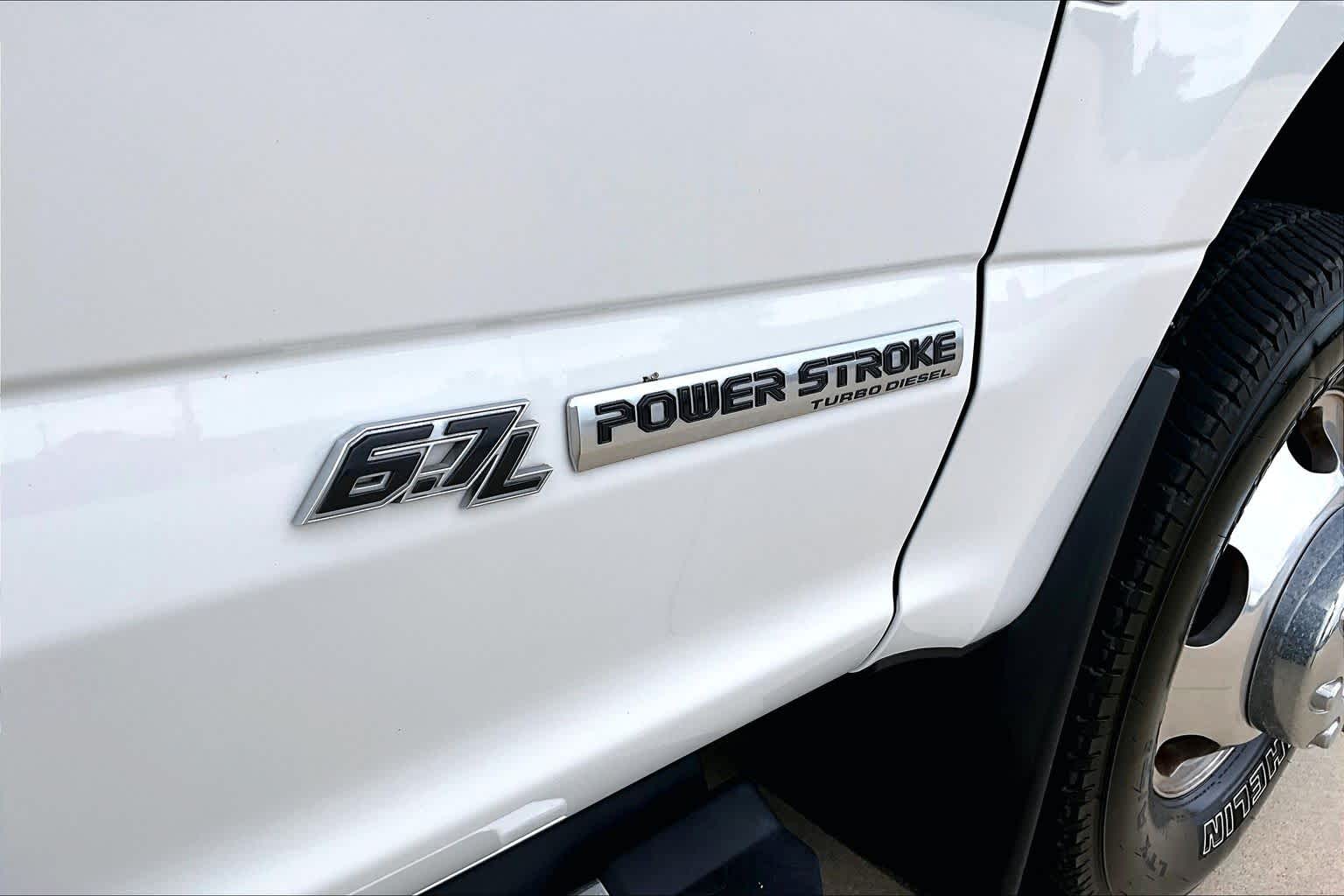 2022 Ford Super Duty F-350 DRW Pickup LARIAT - 9
