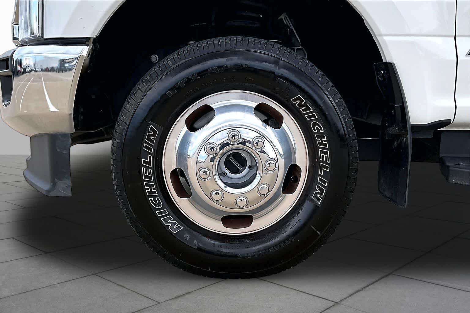 2022 Ford Super Duty F-350 DRW Pickup LARIAT - 10