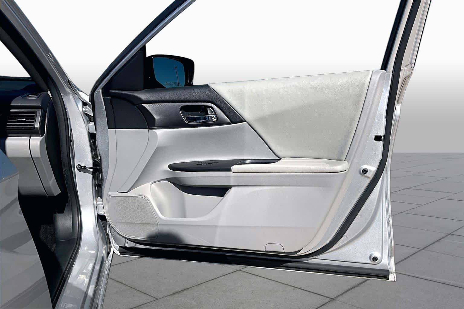 2015 Honda Accord photo 21 of 34