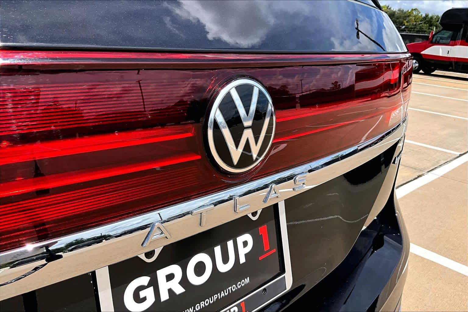 2025 Volkswagen Atlas photo 10 of 34
