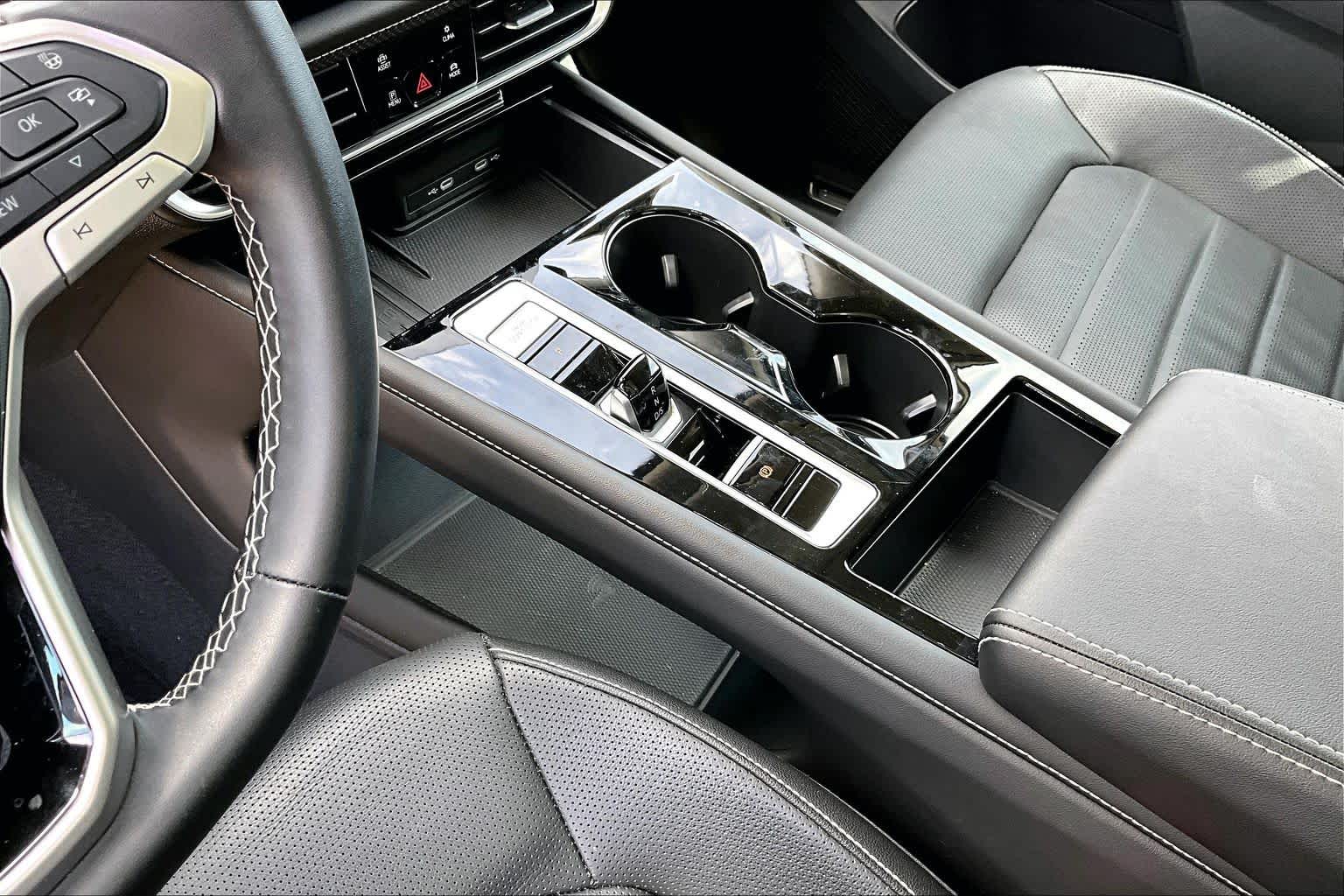 2025 Volkswagen Atlas photo 16 of 34