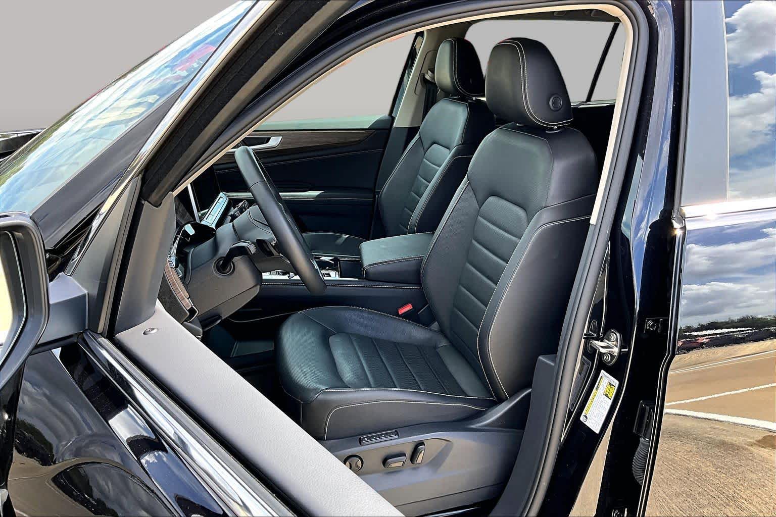 2025 Volkswagen Atlas photo 8 of 34