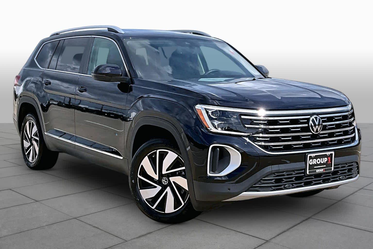 2025 Volkswagen Atlas photo 3 of 34