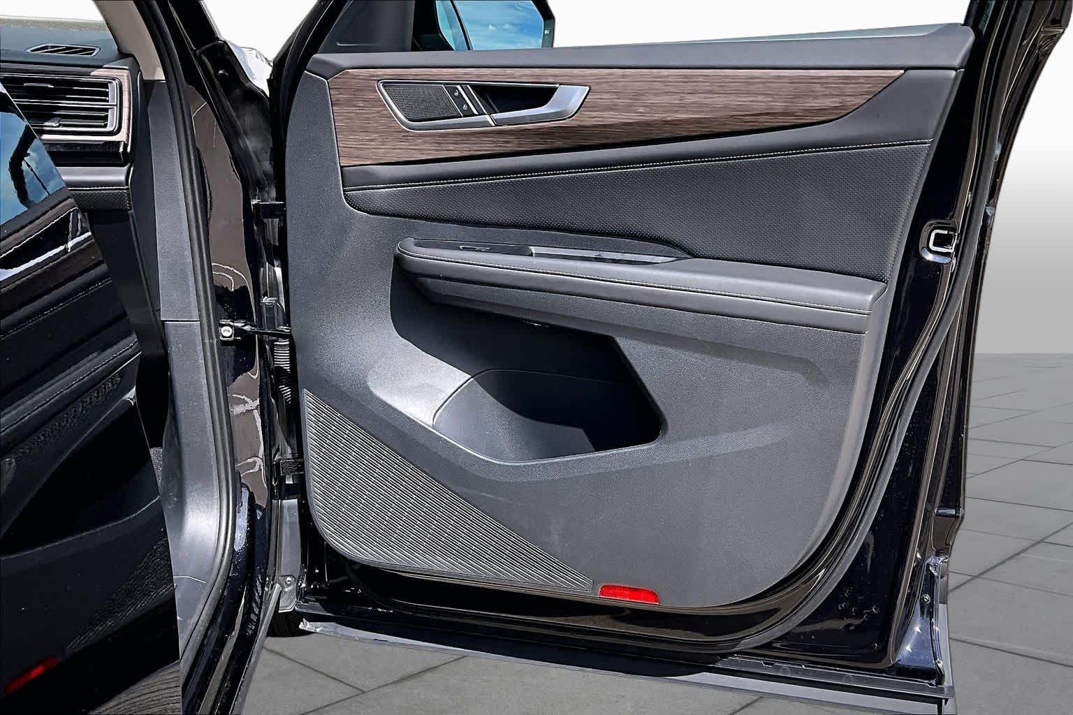 2025 Volkswagen Atlas photo 22 of 34