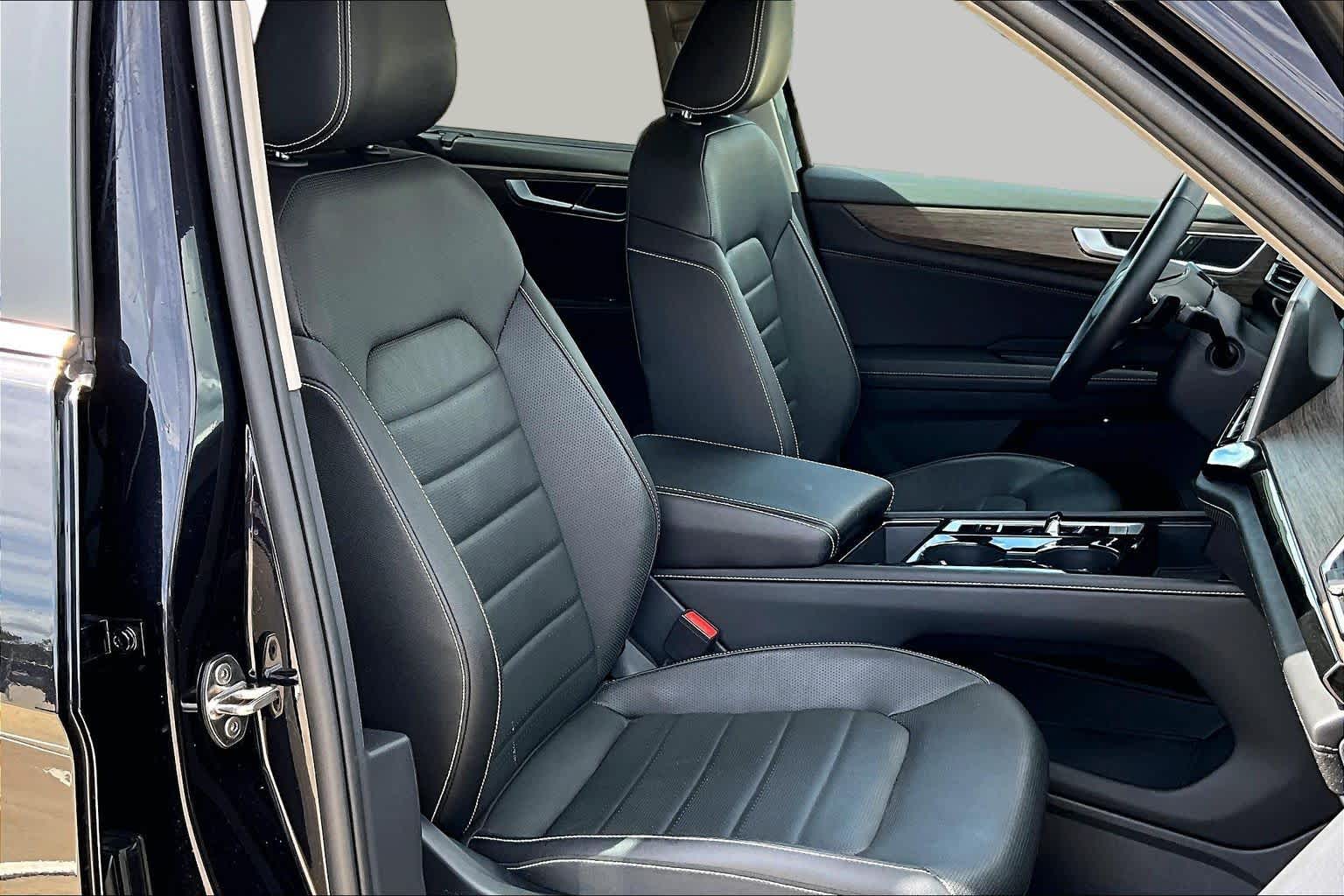 2025 Volkswagen Atlas photo 9 of 34