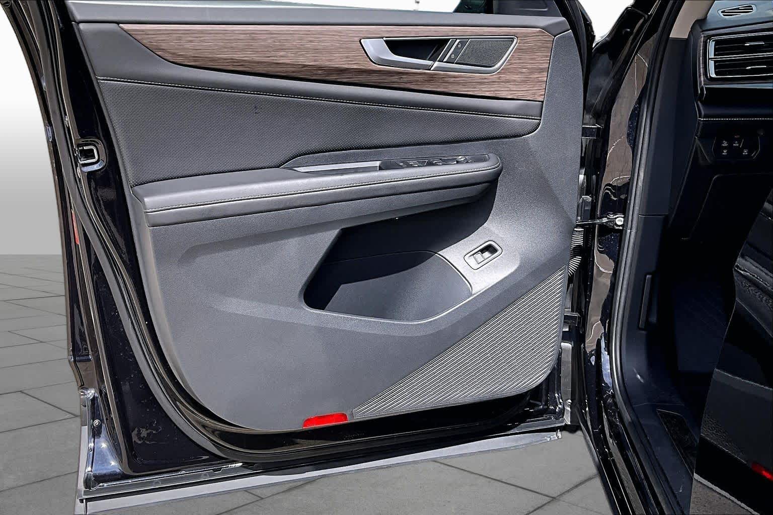 2025 Volkswagen Atlas photo 21 of 34